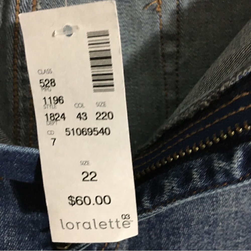 Loralette Distressed Capris/Cropped Jeans 22 - Picture 11 of 12